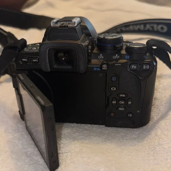 Olympus Black Digital Camera with Professional Design and Zoom Lens - Picture 3 of 5